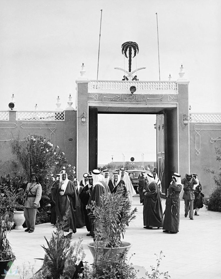 الملك سعود عند بوابة قصر الناصرية